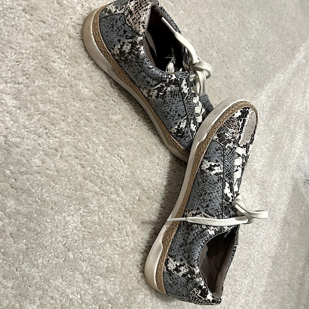 ⭐️ Crown Vintage Adelite blue and tan snake print sneakers 6.5 great condition